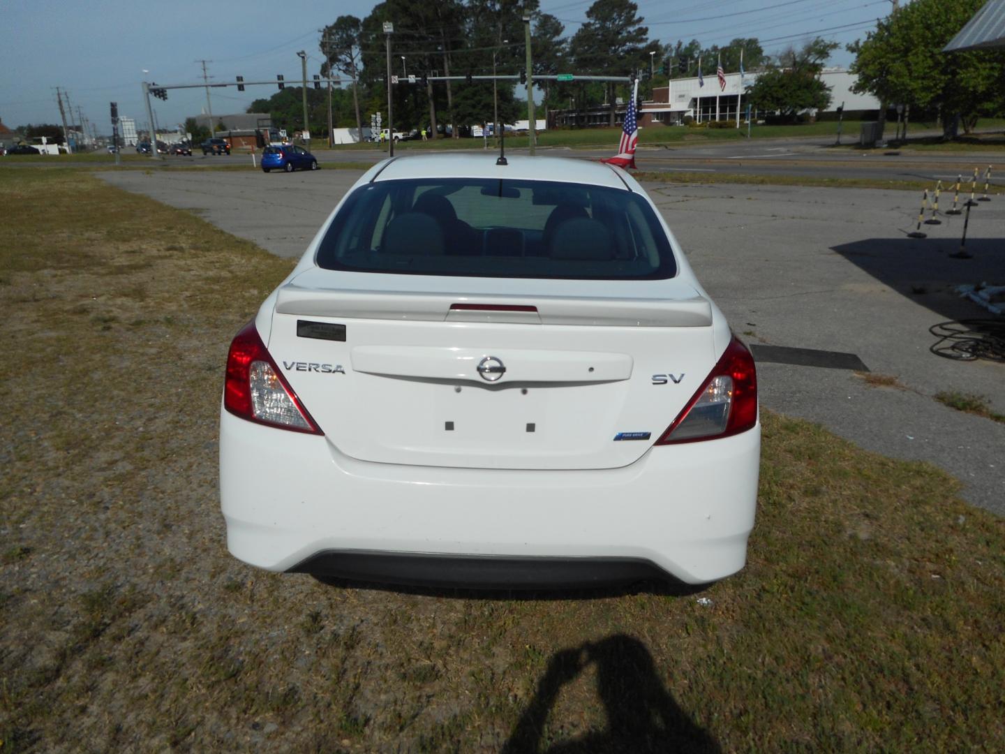 2016 White Nissan Versa (3N1CN7AP9GL) , located at 2553 Airline Blvd, Portsmouth, VA, 23701, (757) 488-8331, 36.813889, -76.357597 - Photo#6